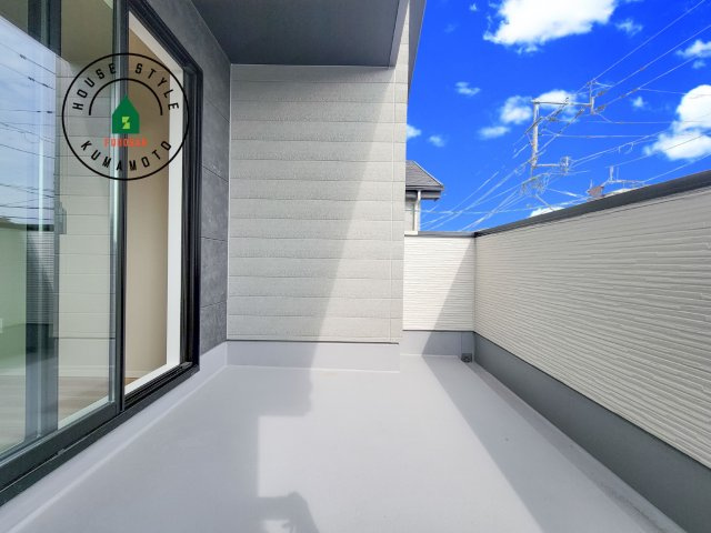 合志市幾久富第2-2棟（2号棟）　のバルコニー|風をしっかりと感じられるバルコニーでは、毎日が洗濯日和です。広々としているので洗濯も楽しくなるでしょうし、気分転換にバルコニーからの眺めを楽しむのもいいでしょう。