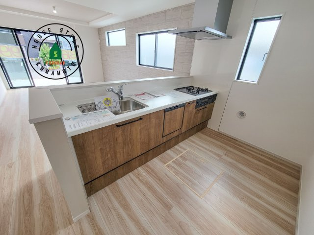 合志市幾久富第2-2棟（2号棟）　のキッチン|明るいキッチン作業スペースを多くとりました。ご夫婦でキッチンに立っても調理がしやすい広さです。食器類もすっきりと片付く収納は魅力的です。