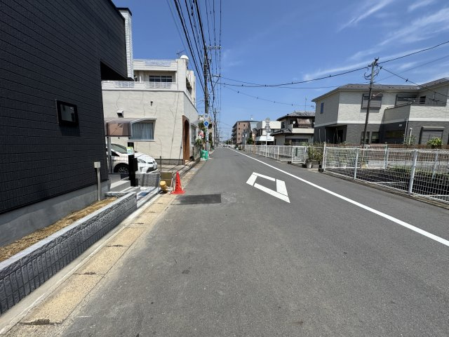 松戸市栄町5丁目新築戸建（栄町14期）の前面道路含む現地写真|東側前面道路・幅員約7ｍ