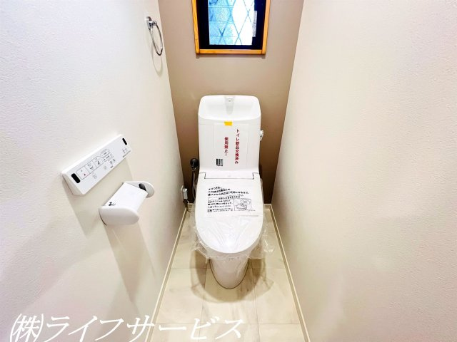 【トイレ】 | 野中南１丁目中古戸建 | 温水洗浄便座付トイレ／１階と２階の２ヶ所有！トイレにはそれぞれ窓がございます！