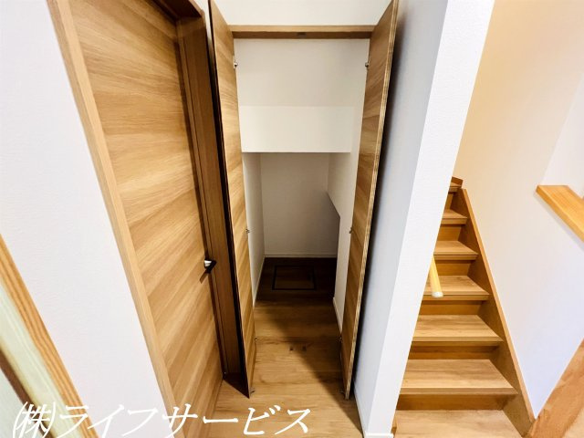 【収納】 | 野中南１丁目中古戸建 | 階段下収納有