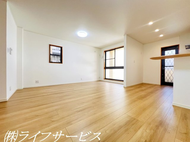 【居間・リビング】 | 野中南１丁目中古戸建 | ２階リビングルーム／広々24.3帖のリビングルームはバルコニー２面あり！