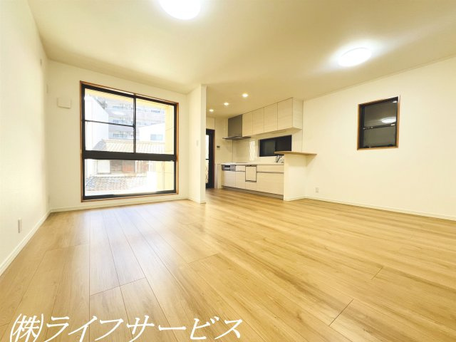 【居間・リビング】 | 野中南１丁目中古戸建 | ２階リビングルーム／広々24.3帖のリビングルームはバルコニー２面あり！