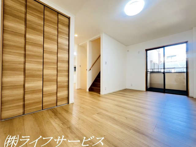 【居間・リビング】 | 野中南１丁目中古戸建 | ２階リビングルーム／クローゼットあり