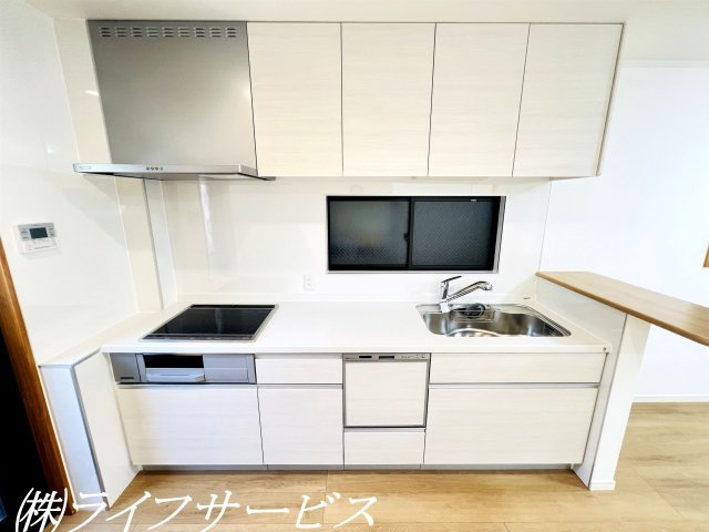 【キッチン】 | 野中南１丁目中古戸建 | システムキッチン／ＩＨクッキングヒーター、食器洗浄乾燥機、浄水器付のキッチンには窓と勝手口有！