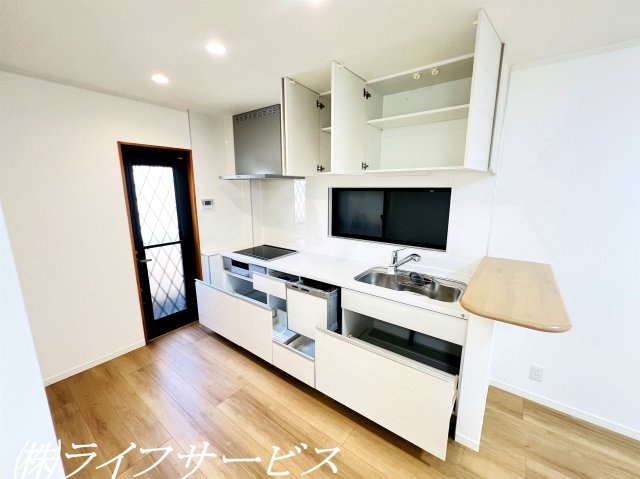 【キッチン】 | 野中南１丁目中古戸建 | システムキッチン／ＩＨクッキングヒーター、食器洗浄乾燥機、浄水器付のキッチンには窓と勝手口有！