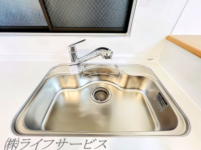 【キッチン】 | 野中南１丁目中古戸建 | システムキッチン／キッチンシンク浄水器付水栓搭載