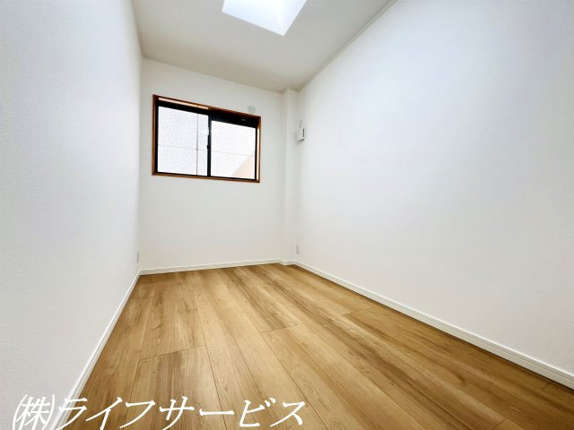 【洋室】 | 野中南１丁目中古戸建 | ３階洋室4.3帖（１）／光が差し込む天窓有！クローゼットございます！