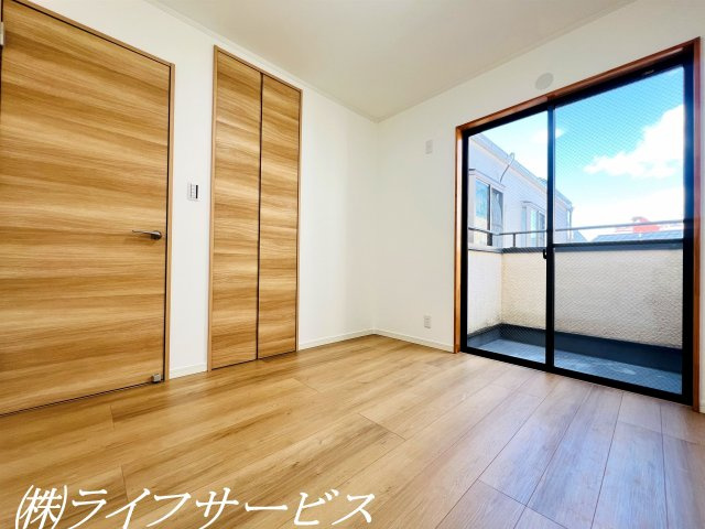 【洋室】 | 野中南１丁目中古戸建 | ３階洋室4.3帖（２）／バルコニーに面した洋室です！クローゼットあり！