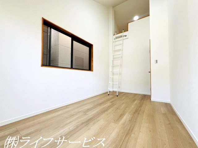 【洋室】 | 野中南１丁目中古戸建 | ３階洋室6.4帖（１）／３階の6.4帖の洋室２室にはそれぞれロフトがございます！