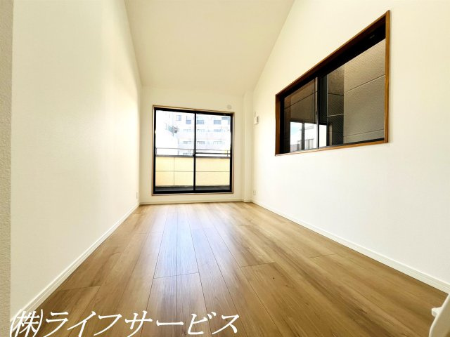 【洋室】 | 野中南１丁目中古戸建 | ３階洋室6.4帖（１）／３階の6.4帖の洋室２室にはそれぞれロフトがございます！