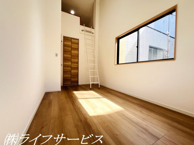【洋室】 | 野中南１丁目中古戸建 | ３階洋室6.4帖（２）／３階の6.4帖の洋室２室にはそれぞれロフトがございます！
