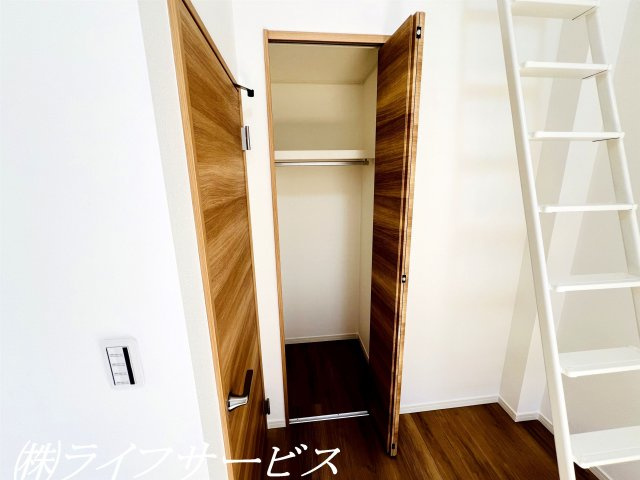 【収納】 | 野中南１丁目中古戸建 | ３階洋室6.4帖（２）／３階の6.4帖の洋室２室にはそれぞれロフトがございます！