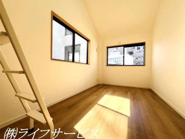 【洋室】 | 野中南１丁目中古戸建 | ３階洋室6.4帖（２）／３階の6.4帖の洋室２室にはそれぞれロフトがございます！