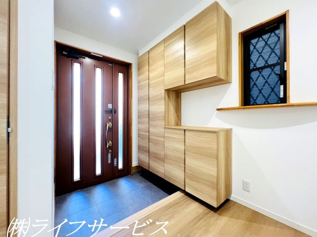 【玄関】 | 野中南１丁目中古戸建 | 玄関／天井高のシューズボックス有！ゆったりとした玄関です！