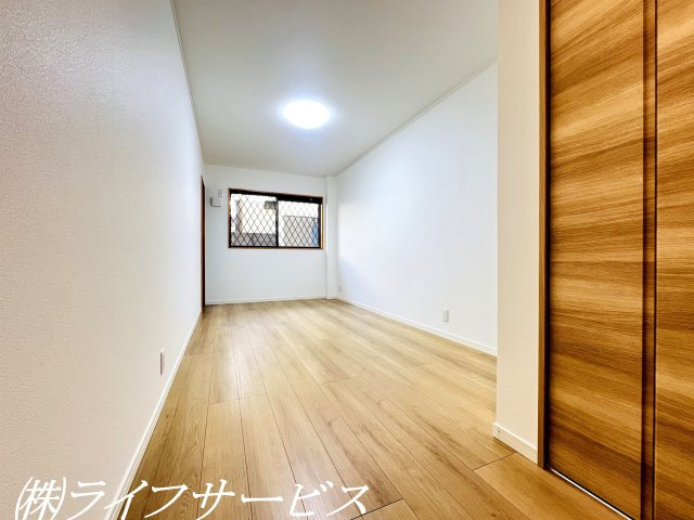 【洋室】 | 野中南１丁目中古戸建 | １階洋室8.1帖／広々とした8.1帖の洋室にはクローゼットあり。テラスへ出入りができます！