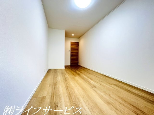 【洋室】 | 野中南１丁目中古戸建 | １階洋室8.1帖／広々とした8.1帖の洋室にはクローゼットあり。テラスへ出入りができます！