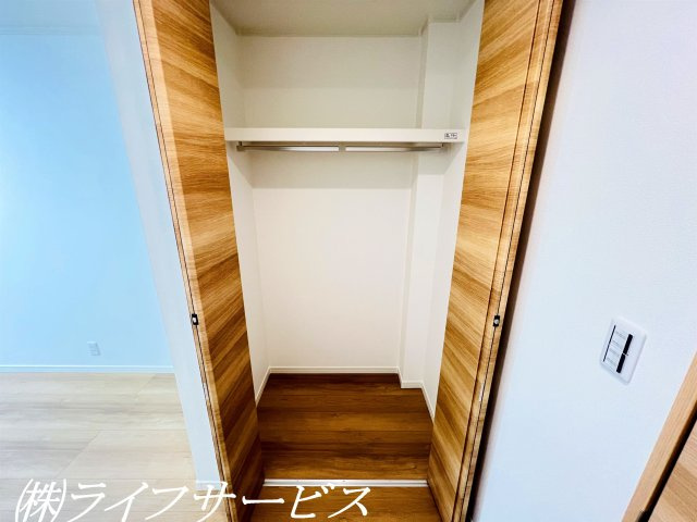 【収納】 | 野中南１丁目中古戸建 | １階洋室8.1帖／広々とした8.1帖の洋室にはクローゼットあり。テラスへ出入りができます！