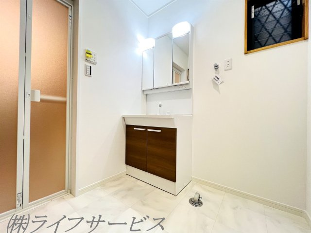 【洗面所】 | 野中南１丁目中古戸建 | 洗面室／窓有！三面鏡タイプのシャワー付洗面化粧台！