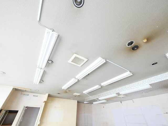 西登美ケ丘ニ丁目店舗の内装