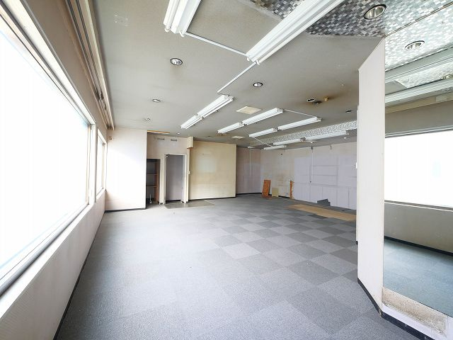 西登美ケ丘ニ丁目店舗の内装