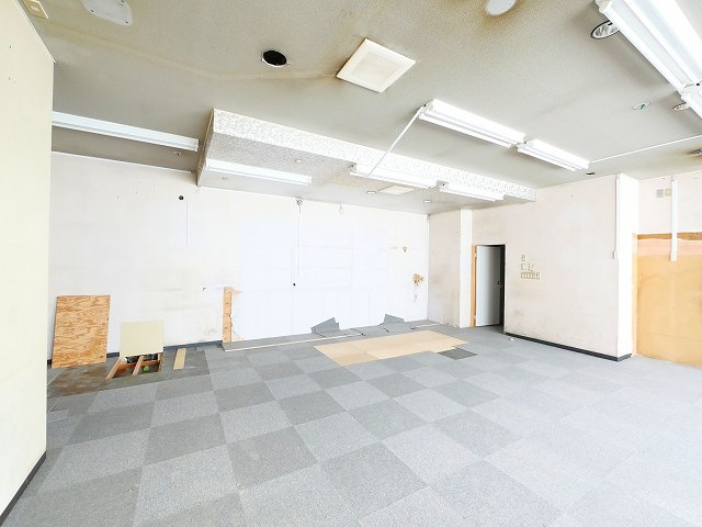 西登美ケ丘ニ丁目店舗の内装