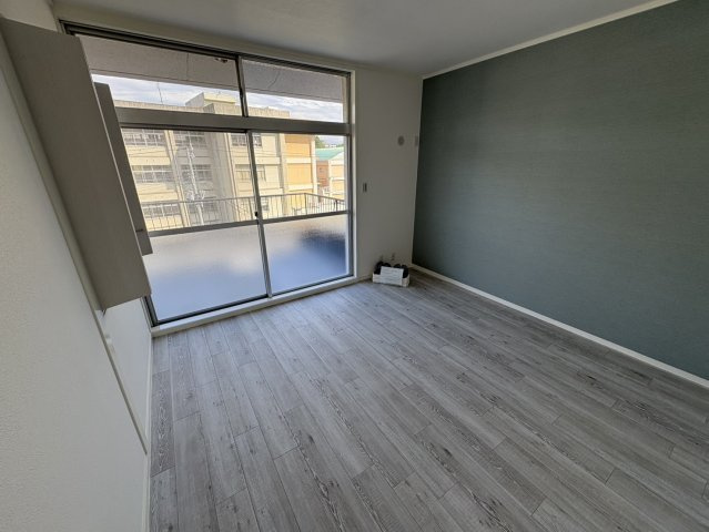 明石市東山町　中古テラスの洋室