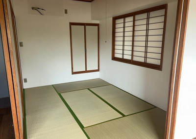 【寝室】 | シュペルノーヴァ相模原壱番館 | 寝室でゆっくりと過ごすためにはベッド周りの適度な空間を担保することや窓の位置、照明の明るさ、寝室の広さなどを考える必要があります。自身や家族の構成とライフスタイルに併せて寝室にする部屋を選びましょう！