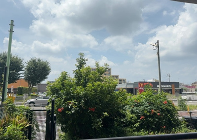 【展望】 | シュペルノーヴァ相模原壱番館 | 眺望の良さを楽しめるダイニングキッチンで家族団らんの時間を過ごしてはいかがでしょうか。バルコニーから見える景色を家族で眺める時間は、時間が経つのを忘れてしまいそうですね。是非、現地を見に行きましょう！