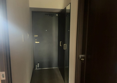 【玄関】 | シュペルノーヴァ相模原壱番館 | 玄関は家の顔でもあり、家族以外の目にも止まる場所です。玄関は外との間を仕切る扉、靴などをしまっておく収納スペース、靴脱ぎのたたきスペース、来客とのやり取りをするドアホンなど複数のアイテムからなります。