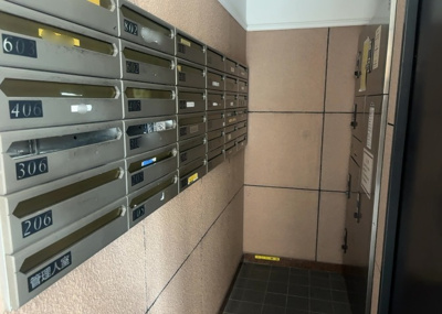 【設備】 | シュペルノーヴァ相模原壱番館 | エントランス付近に設置されている集合ポストは、住んでいる部屋と離れているため、ポストをあさるなど誰かに何かされていても被害に気づきにくいです。入居する時には他人に特定されにくい番号で鍵をかけましょう！