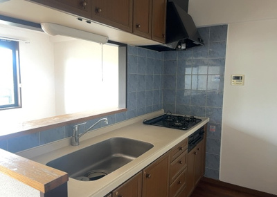 【キッチン】 | シュペルノーヴァ相模原壱番館 | 標準的なシステムキッチンの横幅は、165cm～300cm程度です。2100・2400・2550・2700などミリ単位で表記されます。普段どのように料理をするのかを想定しながら合ったサイズを選びましょう