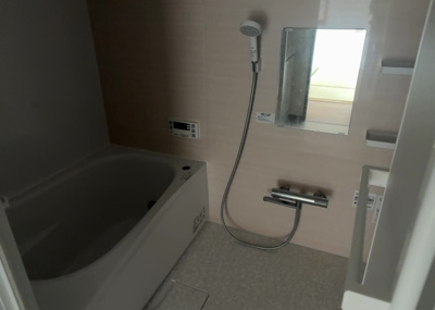 【浴室】 | シュペルノーヴァ相模原壱番館 | 入浴時の快適さも大事なことですが、綺麗な状態を維持できなければ気持ちよく入浴できません。毎日の掃除が楽という点は大事なポイントになります！カビが生えにくく掃除がしやすい、壁や浴槽を選ぶといいでしょう。