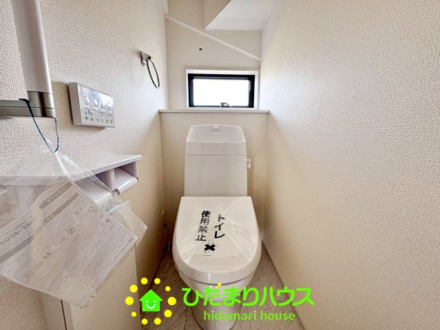 第1幸手円藤内　新築一戸建て　リーブルガーデンのトイレ|小窓から自然光が差し込み換気もしやすいトイレ。