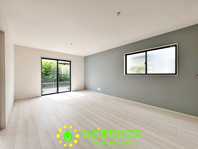 第1幸手円藤内　新築一戸建て　リーブルガーデンの居間・リビング|お洒落なグリーンのアクセントクロスがお洒落空間に。