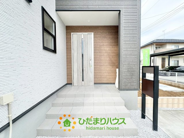 第1幸手円藤内　新築一戸建て　リーブルガーデンの玄関|ナチュラルテイストのウェルカム感溢れる玄関。