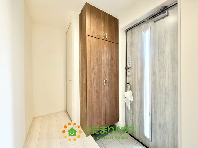 第1幸手円藤内　新築一戸建て　リーブルガーデンの玄関|散らかりがちな玄関もスッキリ！大型シューズボックス完備！