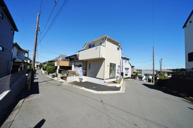 【横浜市旭区金が谷2丁目18-7新築戸建て】★仲介手数料無料★（笹野台小学校・希望が丘中学校）の前面道路含む現地写真