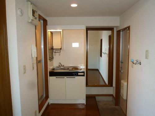 【玄関】 | メゾン泉 | 靴箱表面が鏡で姿身になっています。