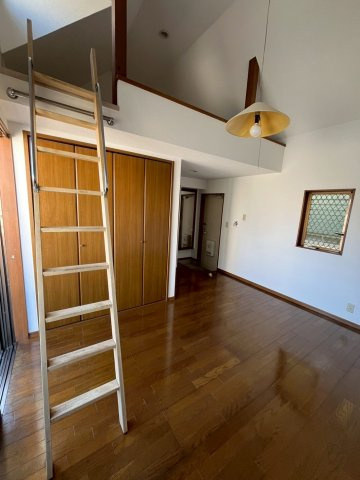 【内装】 | メゾン泉 | ロフト東南角部屋は日当たり風通し良好です。東側と西側の両方に窓がありますので、通気が良いです。