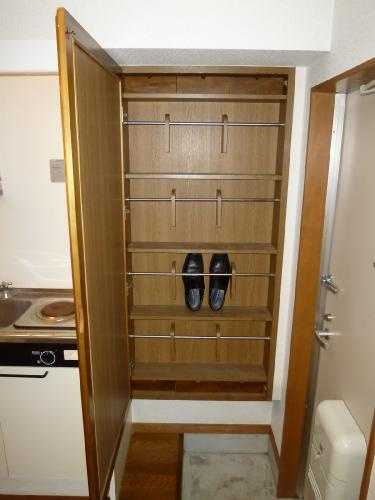 【収納】 | メゾン泉 | 靴箱　玄関の姿見鏡を開けるとそこには靴箱があります。