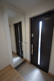 【玄関】 | 【仲介手数料無料！！】府中市栄町1丁目　新築戸建て（全1棟）1号棟　5869万円