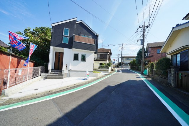 【横浜市旭区南希望が丘32-8新築戸建て】★仲介手数料無料★（善部小学校・南希望が丘中学校）の前面道路含む現地写真
