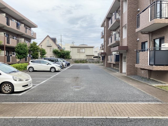 新座四季タウンC館の駐車場