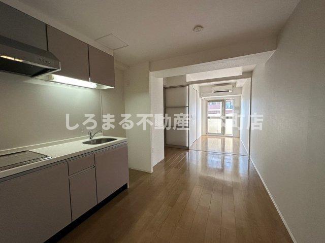 ファーストフィオーレシンサイバシイーストのキッチン