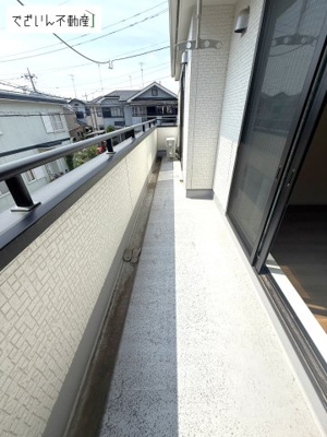 【バルコニー】 | 鴻巣市小松1丁目　中古住宅   | 現地(2025年7月撮影)