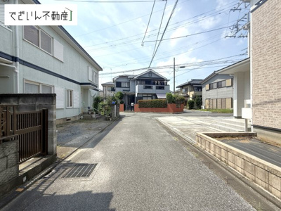【前面道路含む現地写真】 | 鴻巣市小松1丁目　中古住宅   | 現地(2025年7月撮影)