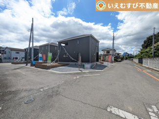 【前面道路含む現地写真】 | 充分な広さの前面道路
間口が広くお車の出し入れも問題なく行えるスペースが確保されています♪