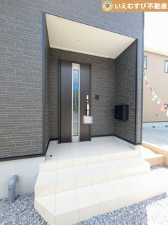 【エントランス】 | 落ち着いた色づかいのエントランス
駐車場からアクセスの良いエントランス。雨の日や荷物が多くても安心の動線♪