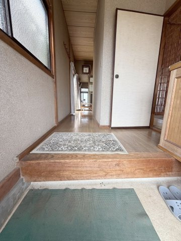 東松山市大字東平 中古戸建の玄関|玄関から廊下